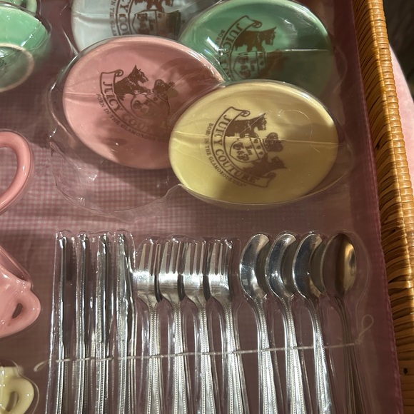 NWT JUICY COUTURE TEA PARTY SET FOR 4 IN WICKER BASKET VERY RARE SEE DETAILS - Picture 6 of 11